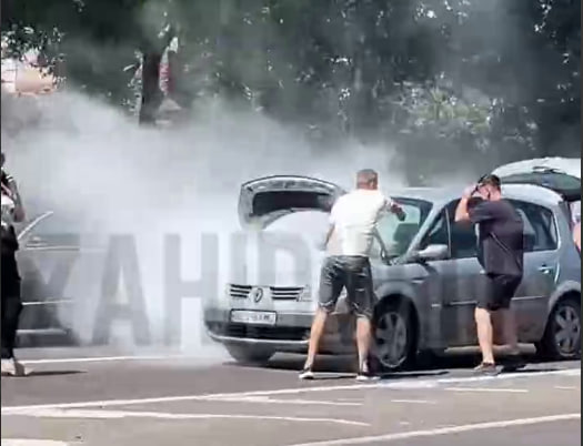 У Львові загорівся автомобіль просто на світлофорі (ВІДЕО)