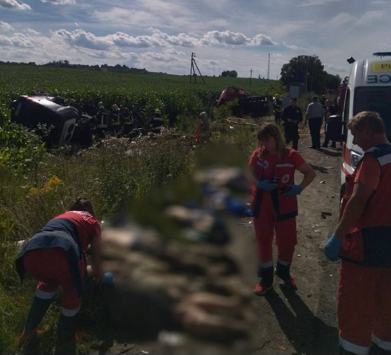 В смертельній аварії на Рівненщині маршрутка зіткнулася з вантажівкою: багато загиблих (фото)