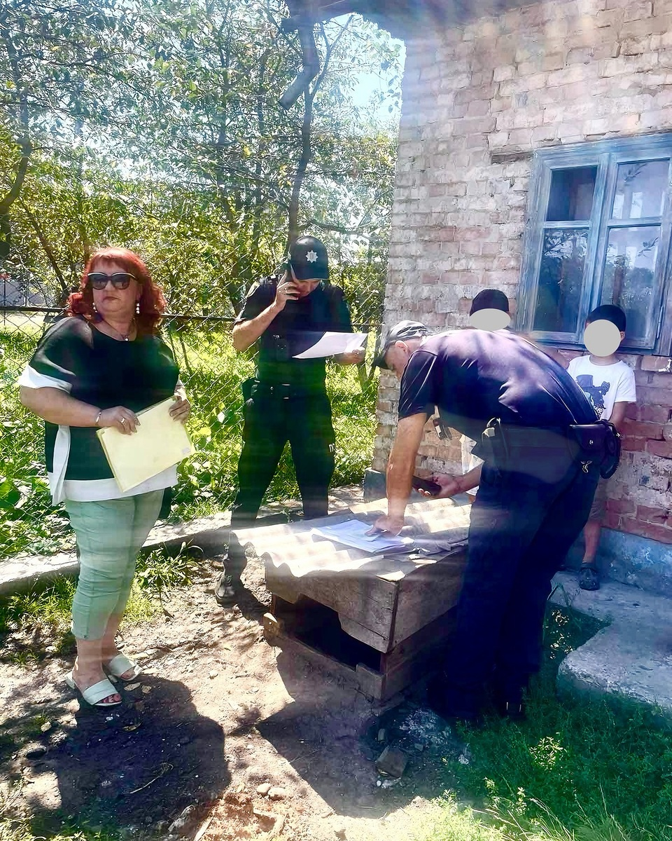 На Буковині жінка прив'язувала малолітнього сина на ланцюг в собачій будці (фото)