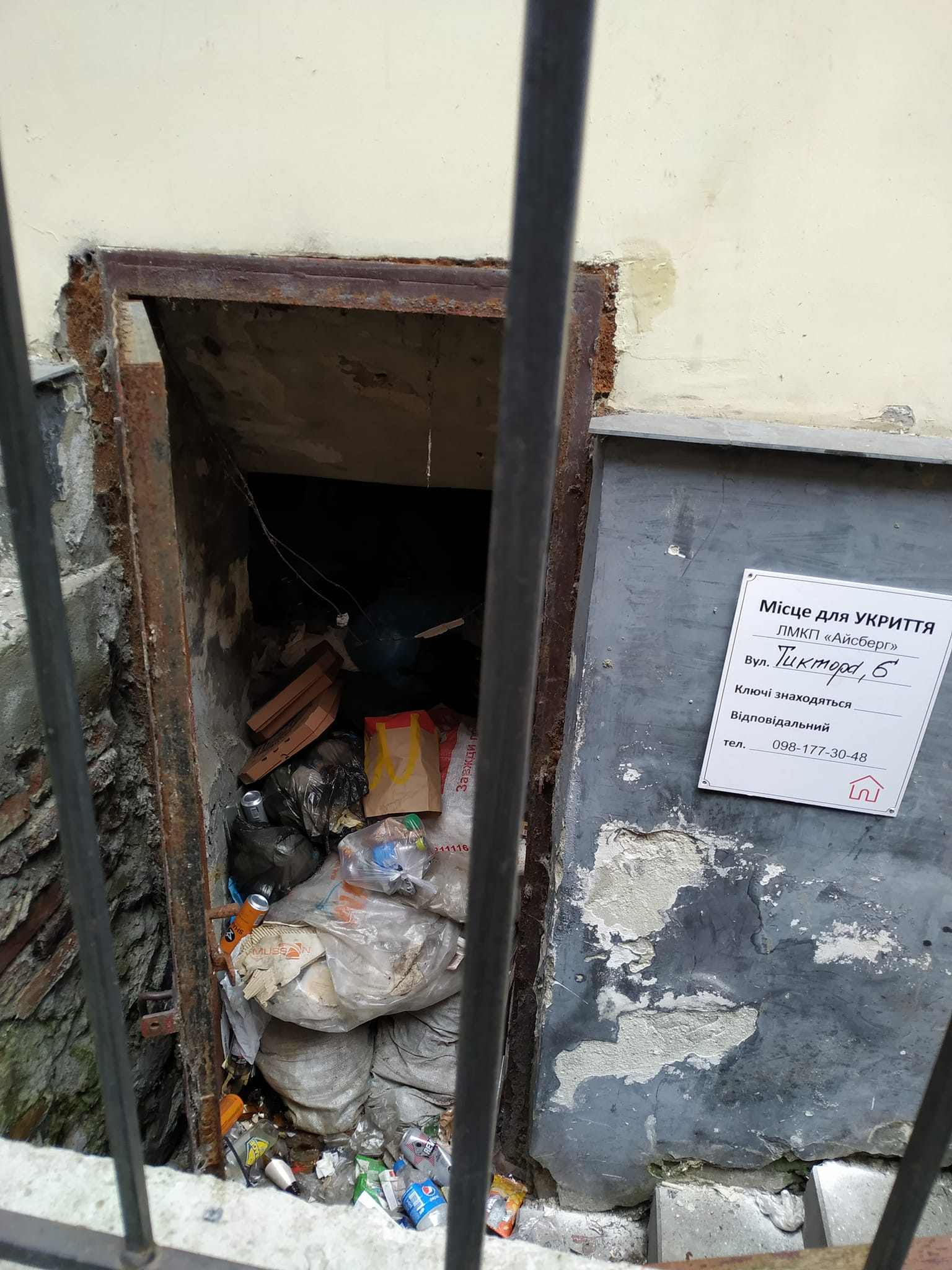 "Без світла та з горами сміття". Львів'яни показали, як виглядають їхні укриття