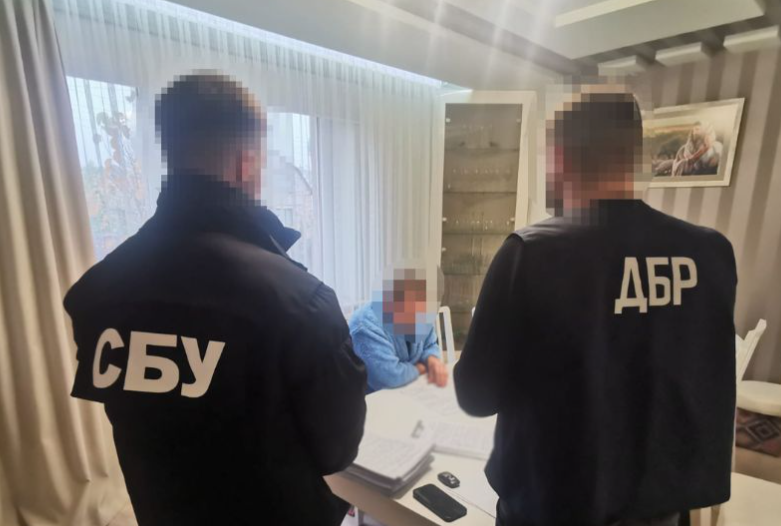 Львівського митника спіймали на схемі з «водіями-волонтерами»