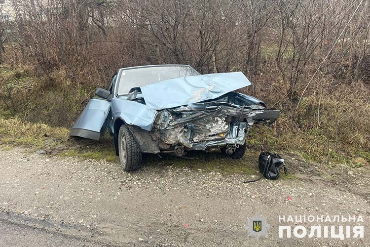 На Тернопільщині пасажирка вилетіла з авто й потрапила під колеса фури