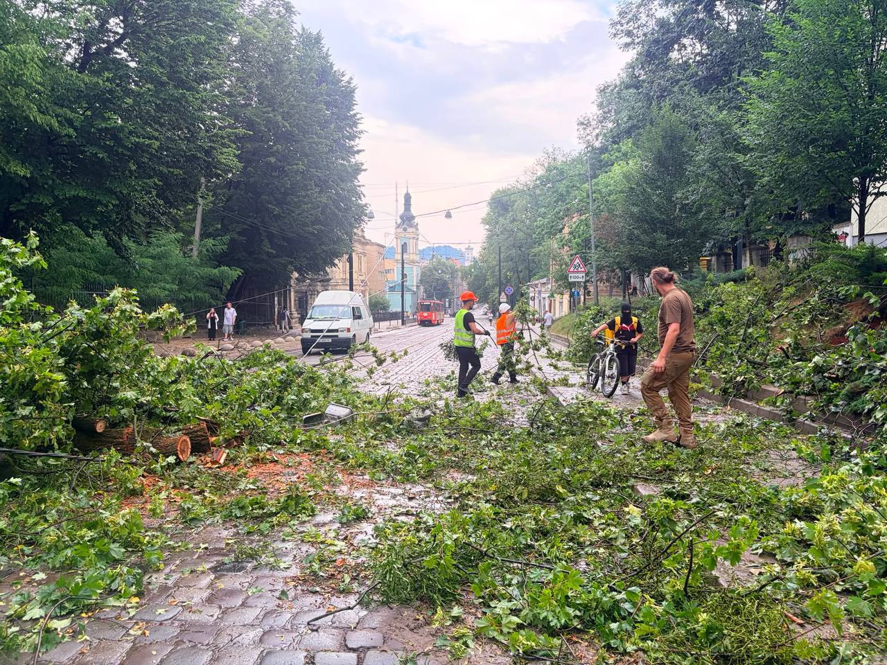 Страшна негода пронеслася Львовом: нові фото