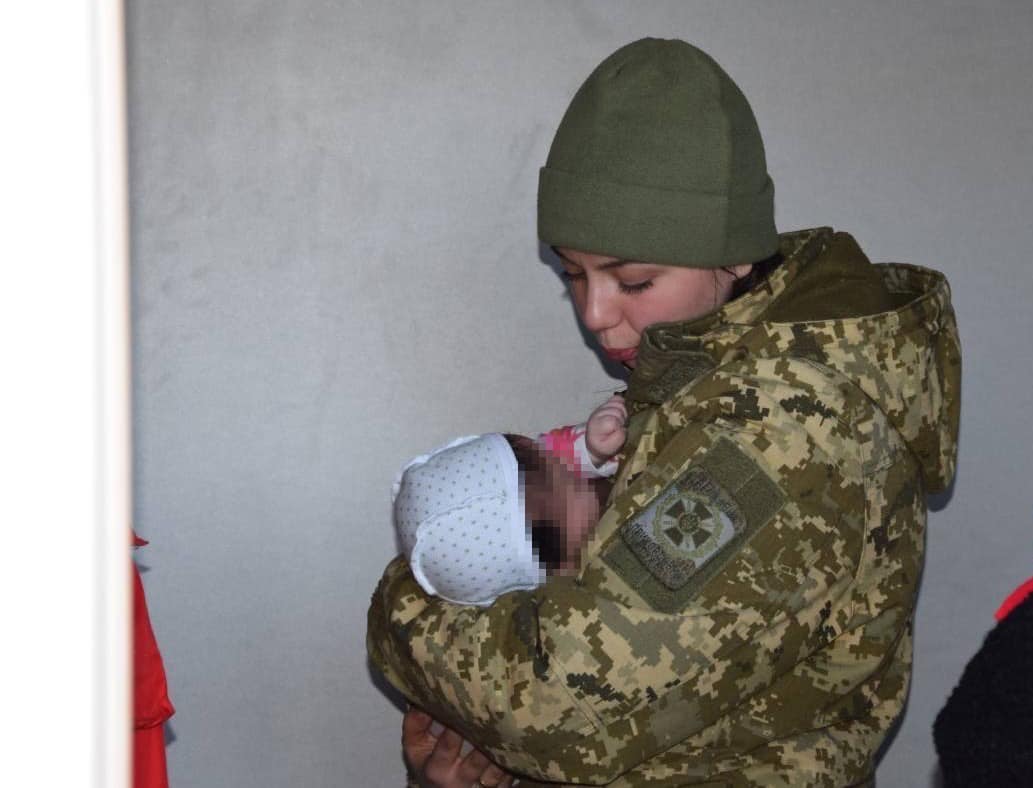 Двоє китайців намагалися незаконно вивезти з України немовлят