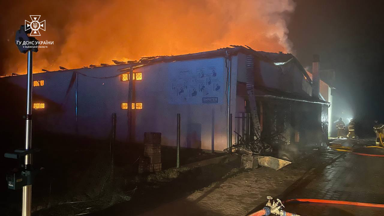 Понад 30 рятувальників гасили пожежу у магазині будматеріалів на Львівщині