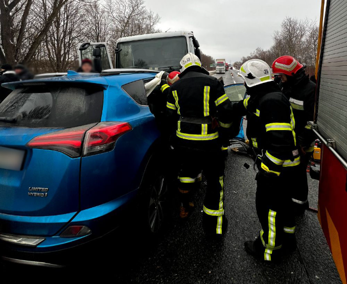 Біля Львова автівка зіткнулася з евакуатором: рятувальники вивільнили з машини 3-ох людей