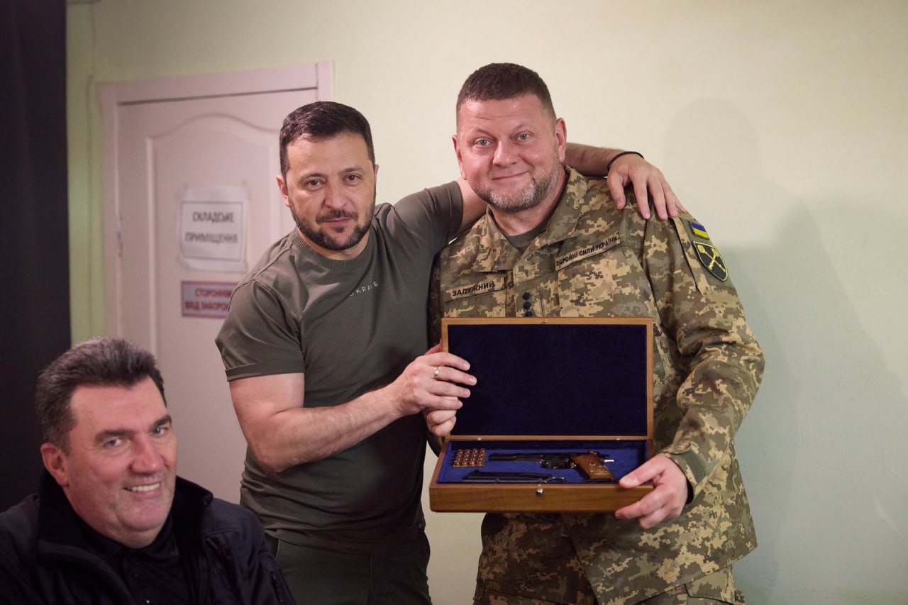 Залужному - зброя, Сирському - картина. Президент привітав головних іменників липня. Відео дня
