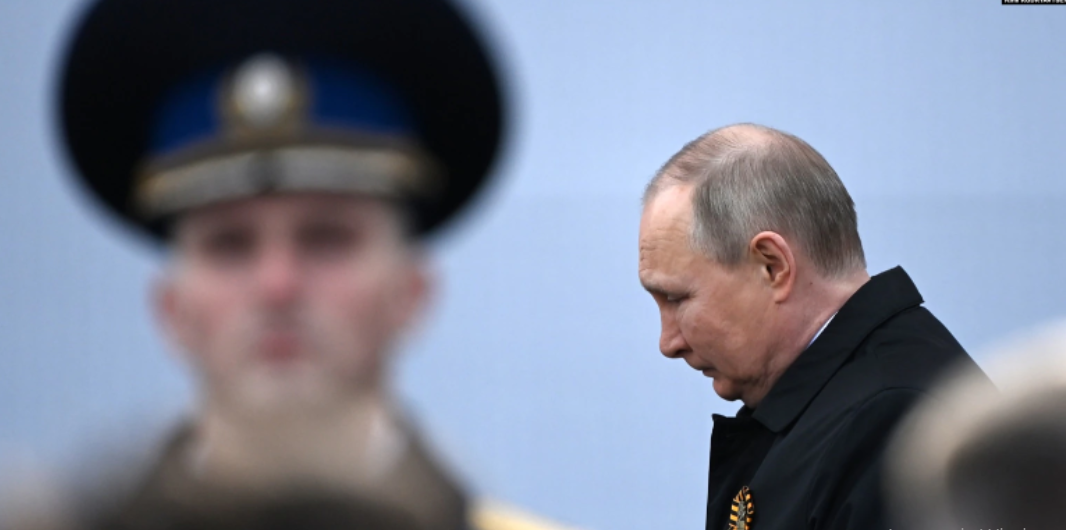 «Дід Путін ніякий». Чому парад у Москві не став демонстрацією сили Росії