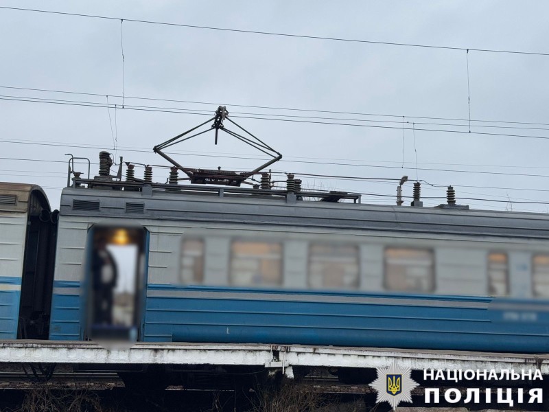 На Київщині 14-річний хлопець виліз на дах потяга: підліток у лікарні