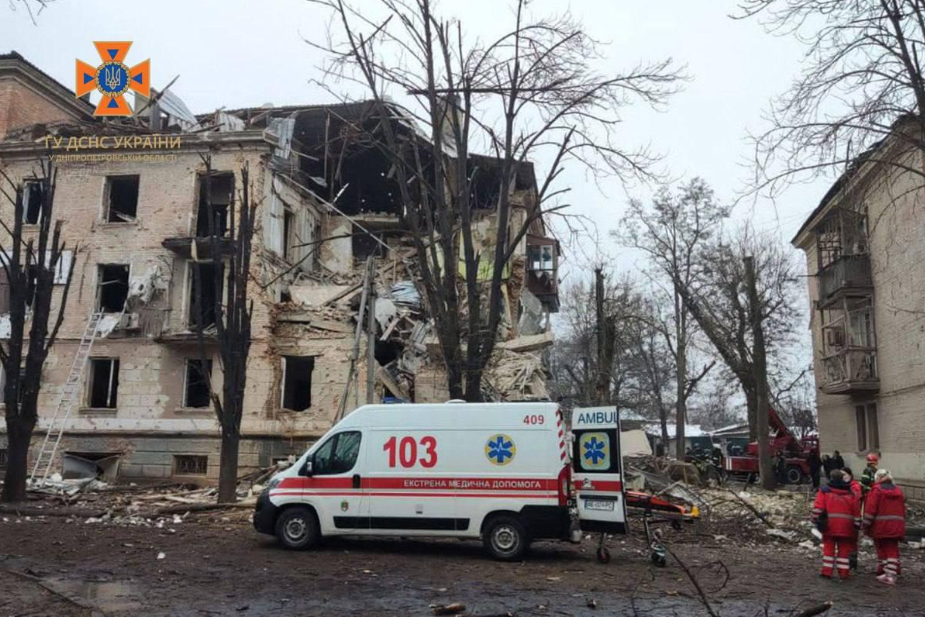 Окупанти влучили у житловий будинок в Кривому Розі. Є загиблі і травмовані, серед яких діти