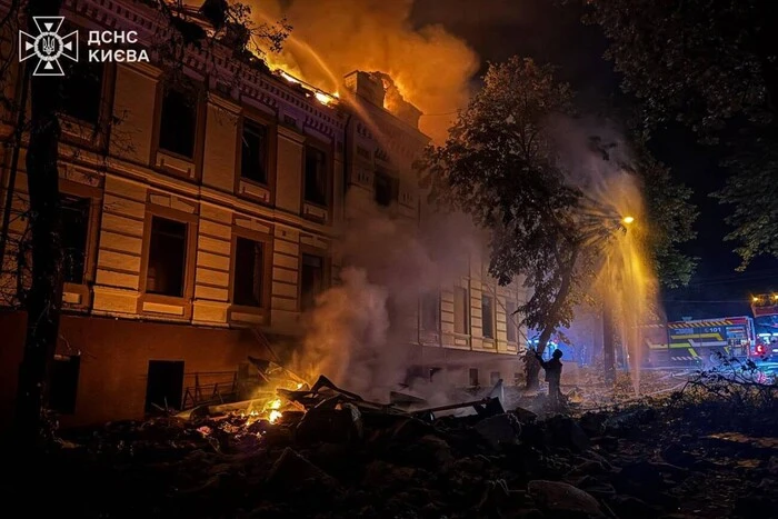 Через російську атаку пошкоджено популярний кінотеатр та історичну будівлю в Києві