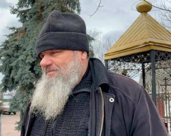 У Бородянці на Київщині місцевий "батюшка" допоміг окупантам влаштувати катівню в церкві