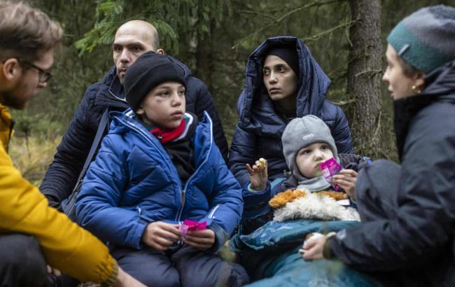 Із табору на білорусько-польському кордоні госпіталізували десятки людей із ковідом