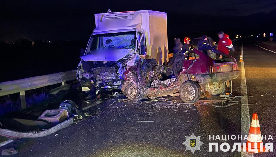 На Львівщині п'яний водій "дев'ятки" врізався в авто для евакуації полеглих воїнів: троє загиблих