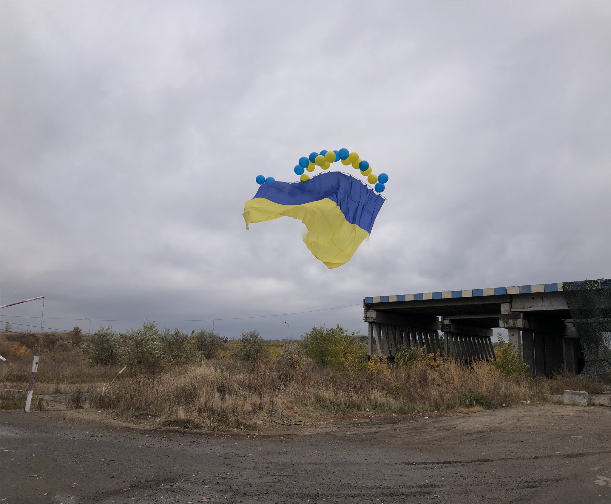 Над окупованим Донецьком пролетів синьо-жовтий прапор України