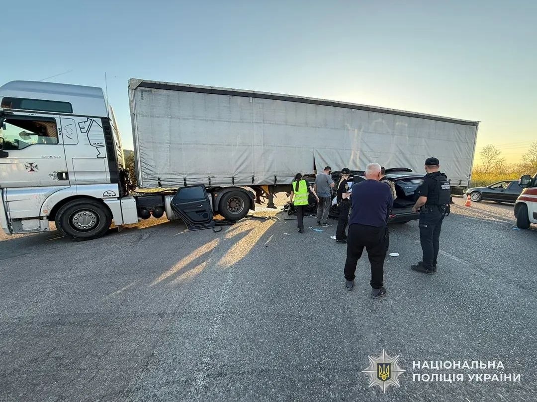 Нічна автотроща на Львівщині: вантажівка протаранила позашляховик (фото)