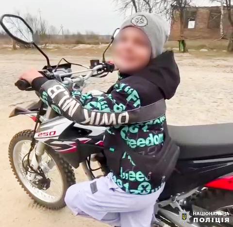 На Рівненщині 10-річний хлопчик керував мотоциклом: відповідальність понесли батьки