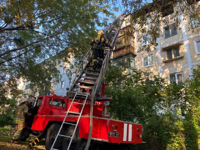 У Києві загорілась квартира. Залучено півсотні рятувальників