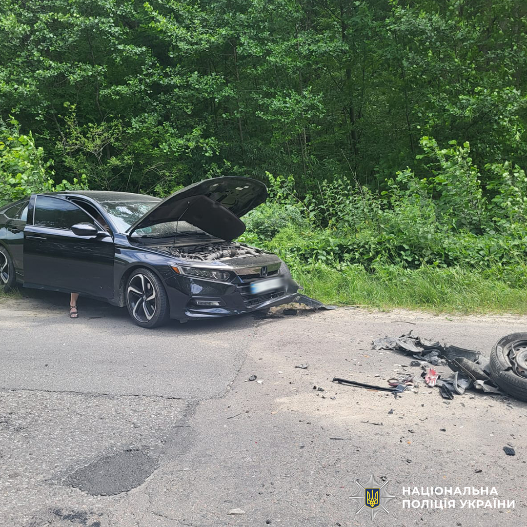 Автотроща на Львівщині: після ДТП авто перекинулося на дах (фото)