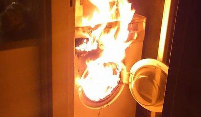 У Львові через пральку ледве не згоріла квартира