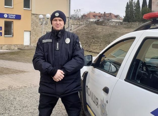 Ударив себе сокирою: на Стрийщині поліціянт врятував життя чоловікові