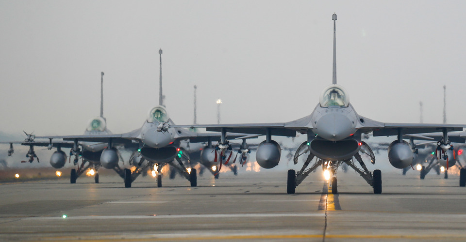У НАТО нарешті офіційно допустили надання Україні винищувачів F-16