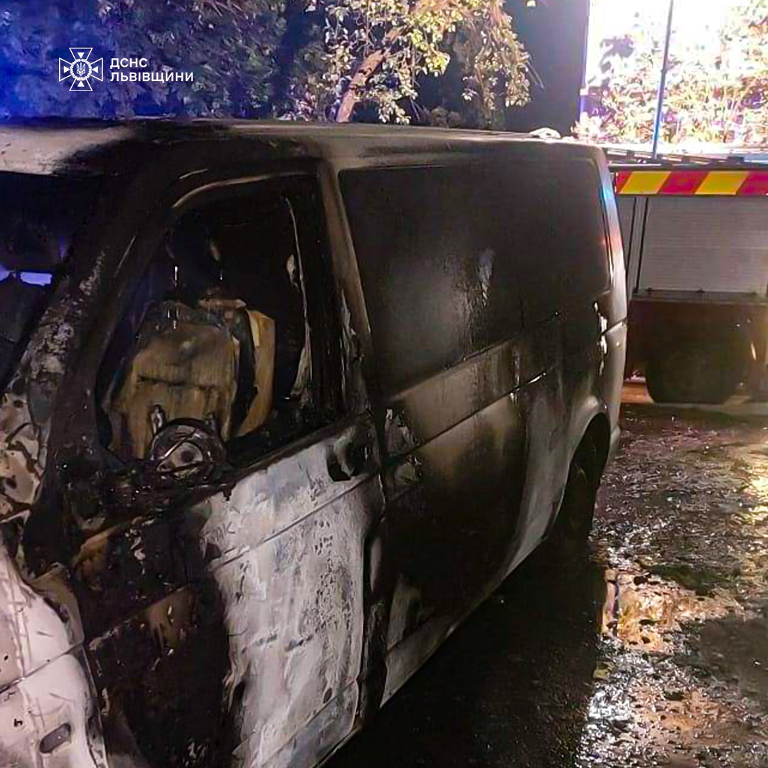 У Львові уночі загорівся автомобіль
