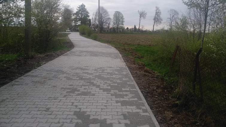 Мама загиблого Героя пожертвувала гроші на дорогу до цвинтаря біля Львова
