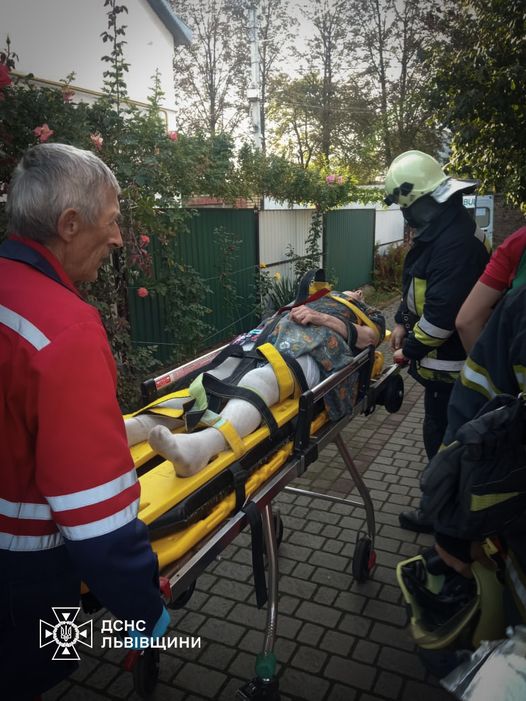 На Львівщині жінка провалилася у підвал глибиною більше двох метрів