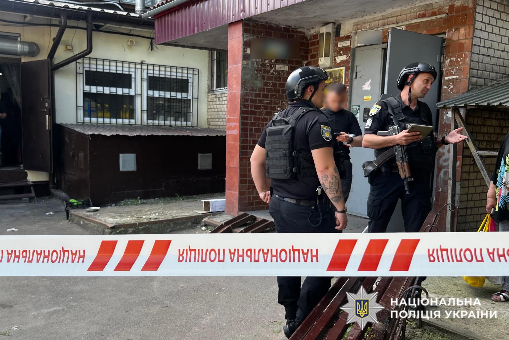 У Хмельницькому підліток випав з вікна багатоповерхівки: фото з місця