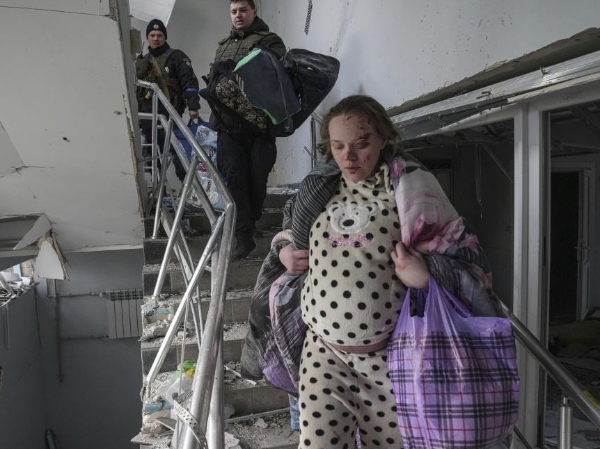 Жінка з Маріуполя, яка потрапила на фото під час бомбардування пологового, народила донечку