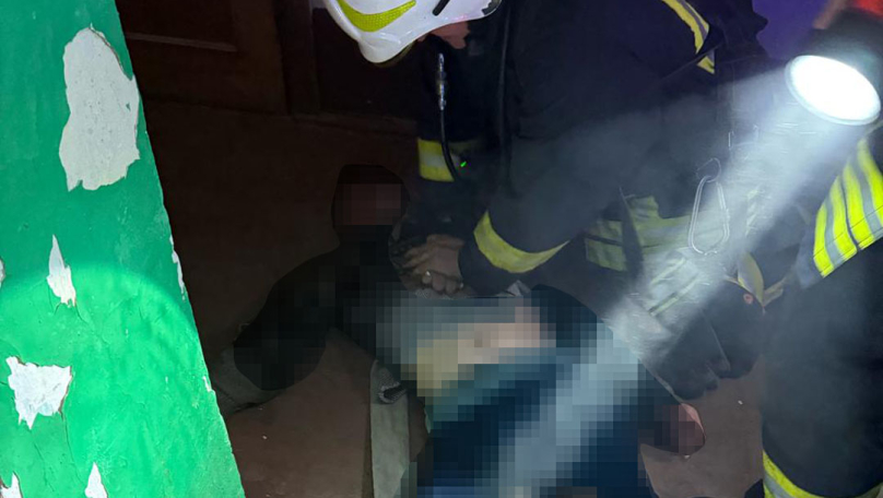 На Львівщині із задимленої квартири рятувальники винесли чоловіка: його вдалося реанімувати (фото)