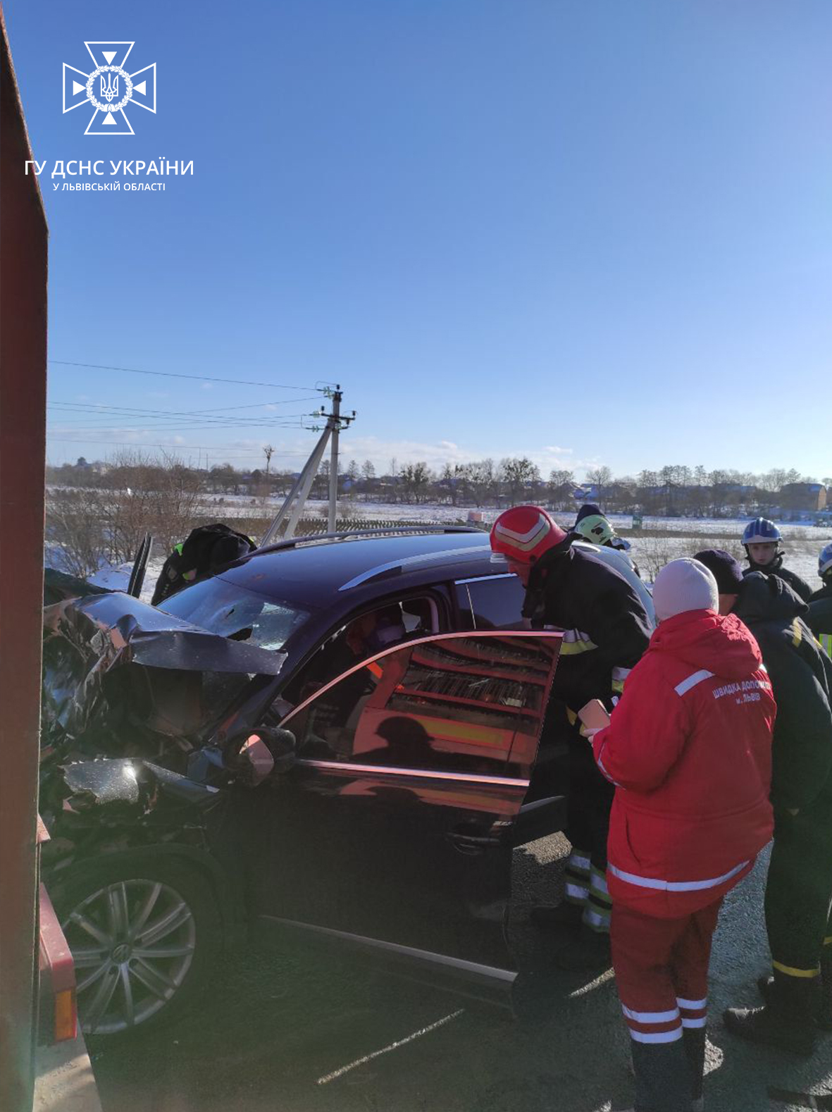Біля Львова травмованого через зіткнення із вантажівкою водія деблокували з авто