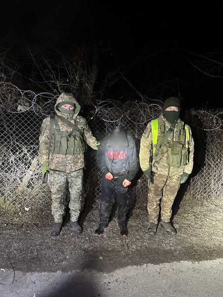 На Закарпатті прикордонники врятували чоловіка, який намагався незаконно перетнути кордон