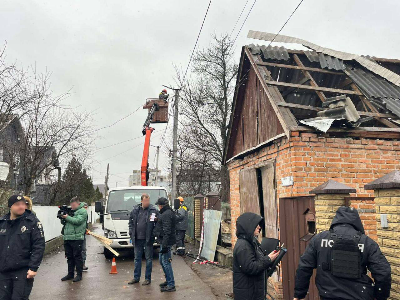 Нічні вибухи на Київщині: нові фото з місця падіння уламків "шахеда"