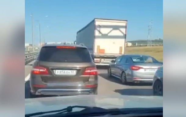 Поблизу Криму великий затор. Окупанти втікають із награбованим майном
