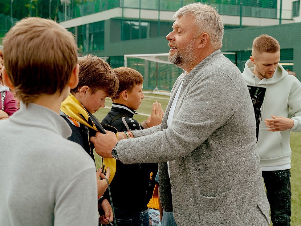 Діти-переселенці відвідали Академію «Руху» і отримали подарунки від президента клубу
