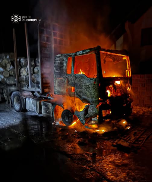 На Самбірщині спалахнула фура з деревиною