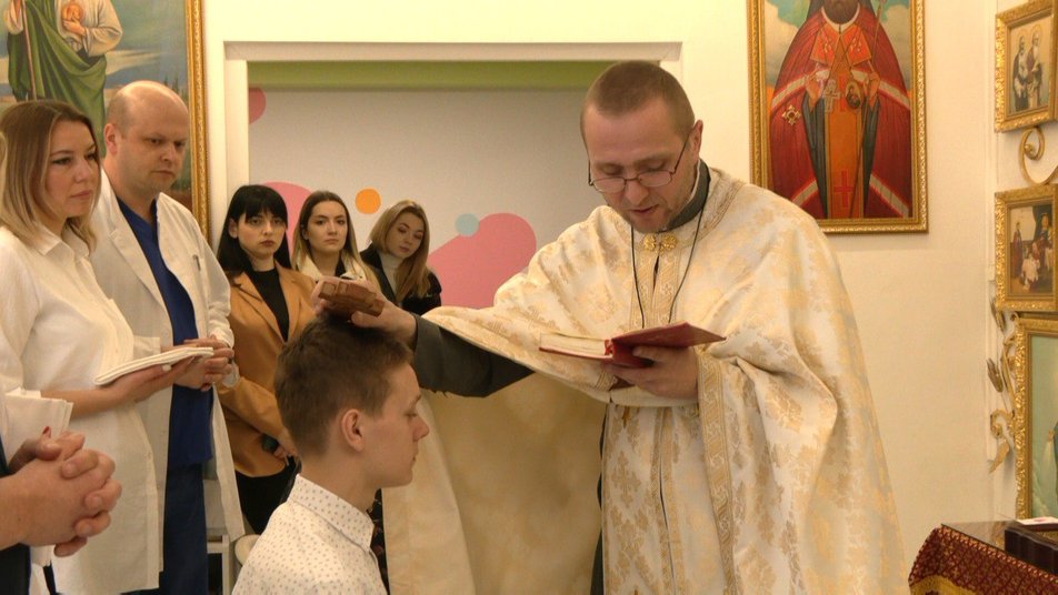 У Львові охрестили хлопця з Бахмута. Його врятували лікарі після вибуху міни