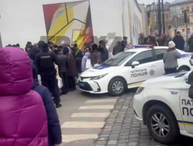 Вісім екіпажів поліції та швидка: у Львові працівники ТЦК спробували затримати водія (відео)