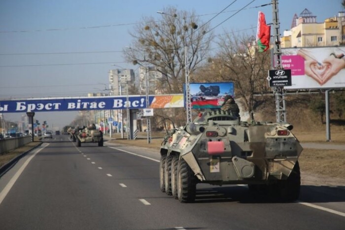 У Білорусі стягують військову техніку до кордону з Україною