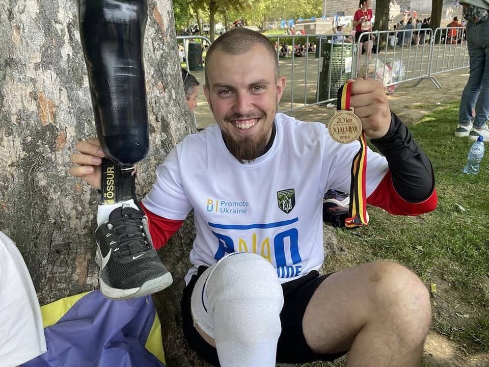 Із синьо-жовтим прапором, який підписав Залужний: воїн на протезі пробіг Лондонський марафон
