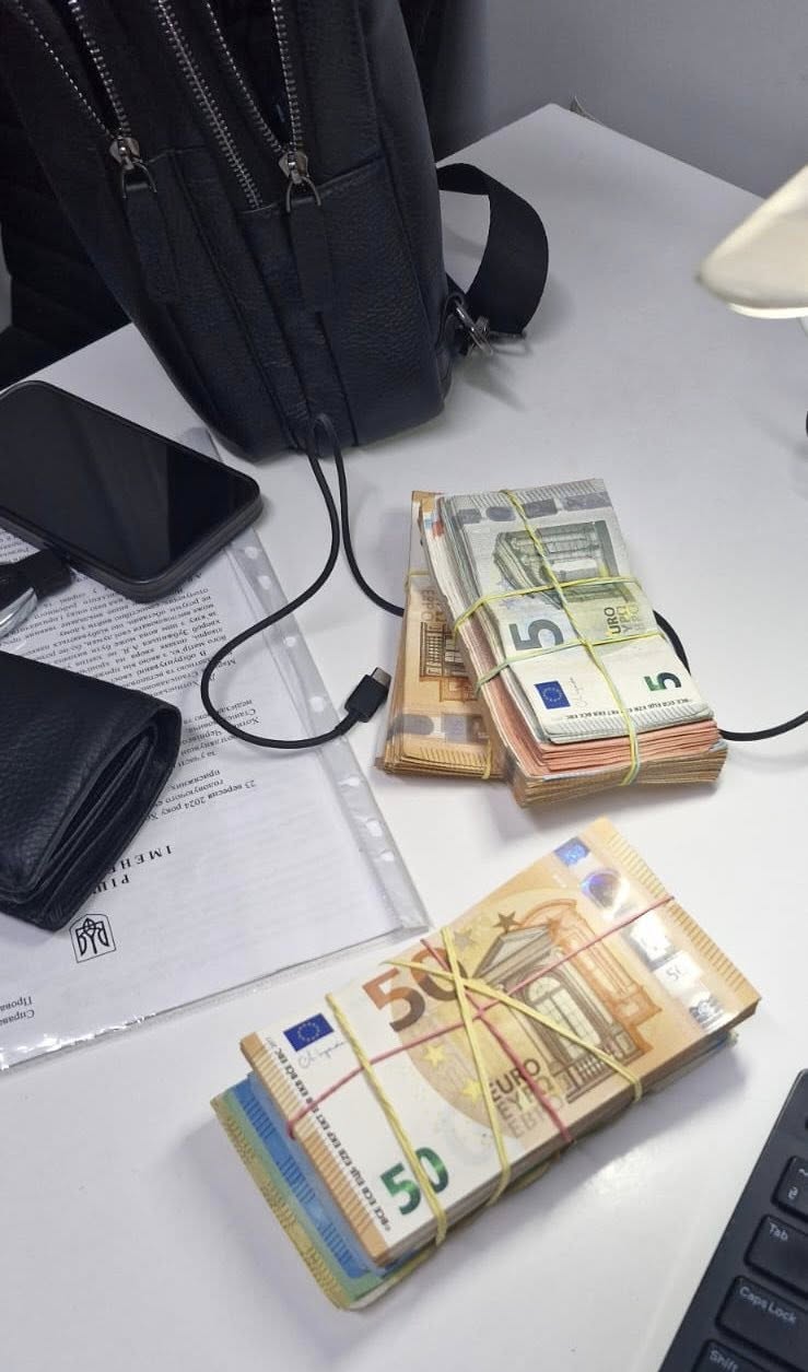 Митники не дозволили вивезти з України понад 2 млн грн у жіночій сумочці