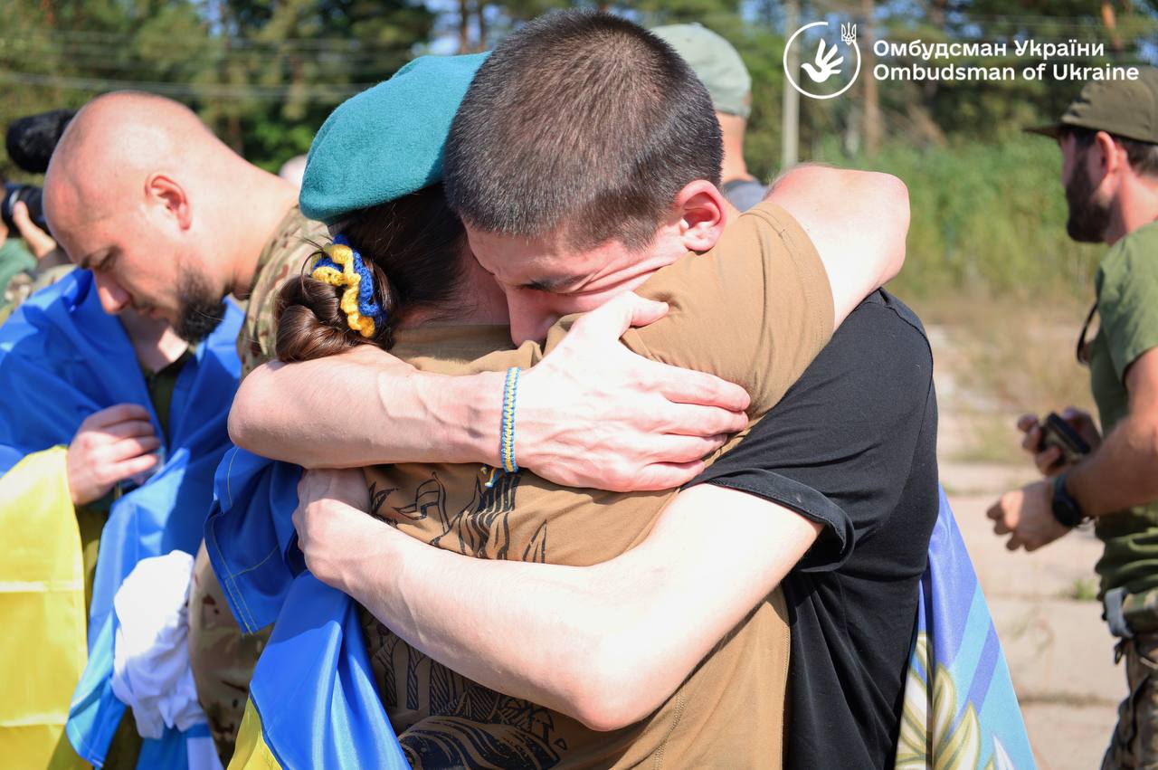 Перші обійми після повернення з полону