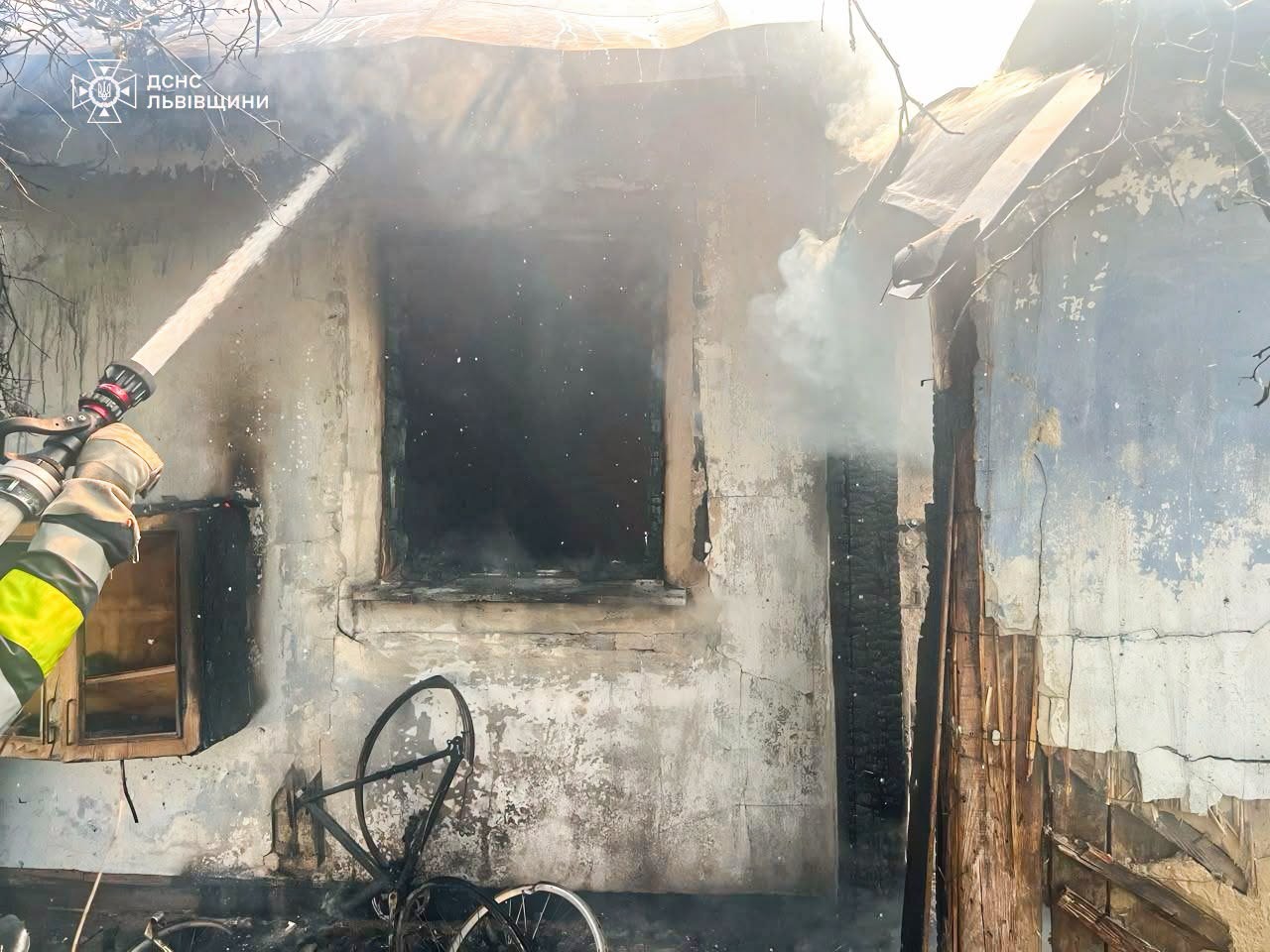 На Львівщині спалахнула пожежа у дерев'яному будинку