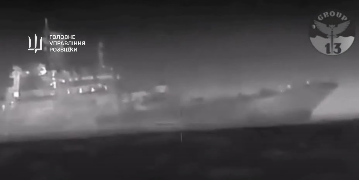 Пішов на дно. У ГУР показали, як уразили російський ВДК "Цезар Куніков". Відео дня