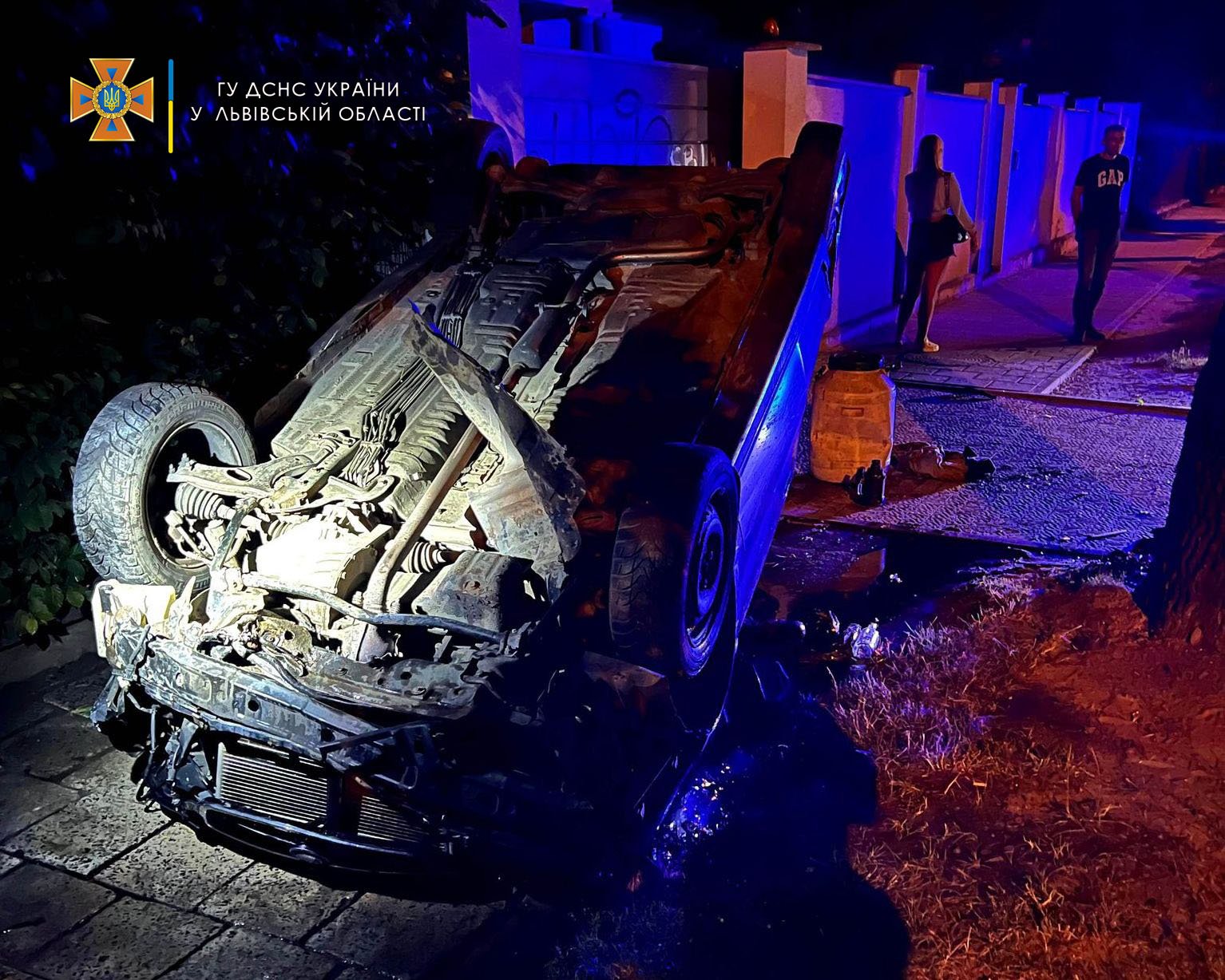 Авто вилетіло на тротуар і перекинулося: 22-річний водій вчинив ДТП у Львові