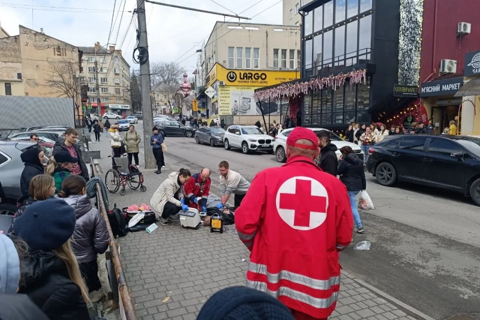 У Тернополі посеред вулиці померла людина (фото)