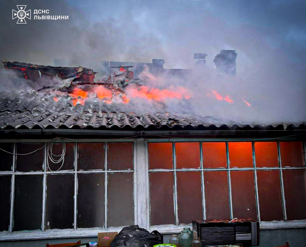 На Львівщині вогнеборці відбили у стихії житловий будинок: фото наслідків