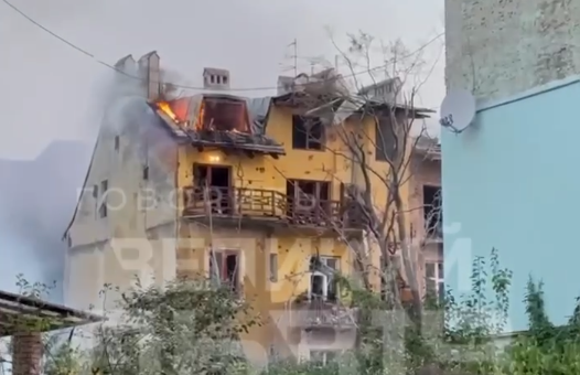 У мережі показали кадри з палаючого внаслідок обстрілів Львова